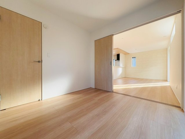 高知市介良乙9期4棟 2号棟の洋室|扉を開ければLDKと一体に。使い方広がる多目的スペースです