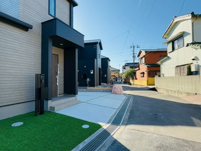 高知市介良乙9期4棟 2号棟の前面道路含む現地写真