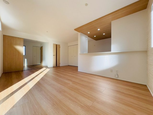 高知市介良乙9期4棟 2号棟の居間・リビング|自然光がたっぷり入る明るいリビング。木のぬくもりを感じる憩いの空間。