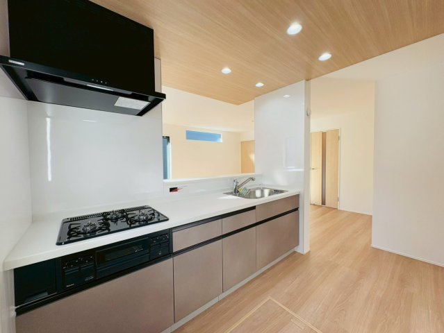 高知市介良乙9期4棟 2号棟のキッチン|木目調の天井が心地よい対面キッチン。リビングを見渡せます。