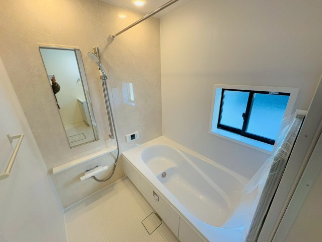 高知市介良乙9期4棟 2号棟の浴室|清潔感あふれる明るいバスルーム。一日の疲れを癒やせる空間です。
