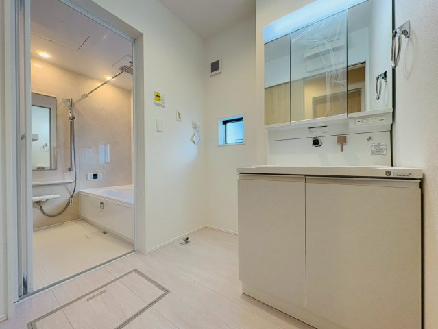 高知市介良乙9期4棟 2号棟の独立洗面台|清潔感あふれる三面鏡付き洗面台。収納豊富で使いやすい設計です。