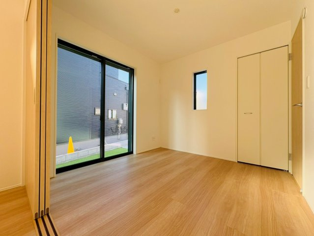 高知市介良乙9期4棟 2号棟の洋室|1階洋室　南向きの大きな窓から陽光が入る洋室。お子様の部屋にも最適です。