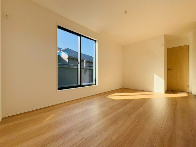 高知市介良乙9期4棟 2号棟の洋室|バルコニーに面した明るい洋室。大きな掃き出し窓で開放感があります。