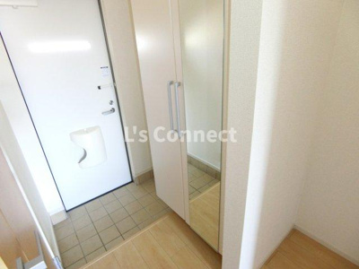 【玄関】 | ピーフォー | 背の高い下駄箱には鏡付きで身だしなみチェック。