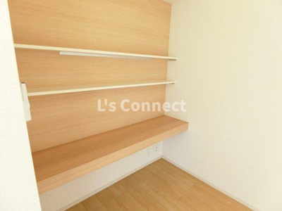 【その他】 | ピーフォー | 机としても使える棚があります。