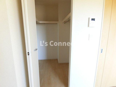 【収納】 | ピーフォー | ウォークインクローゼットでお荷物もすっきり収納。