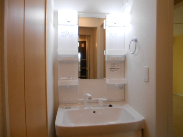 プレミアコート鹿嶋Ⅱの洗面所|ゆったりとスペースのある洗面所