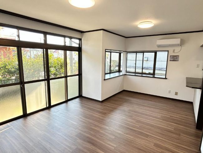 厚木市鳶尾5丁目　中古戸建の居間・リビング|使いやすいリビングです