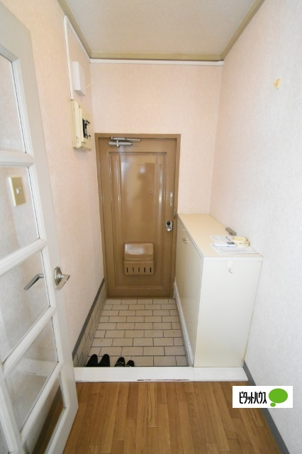 ＫＧ　Apartmentsの玄関