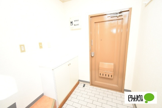 ＫＧ　Apartmentsの玄関