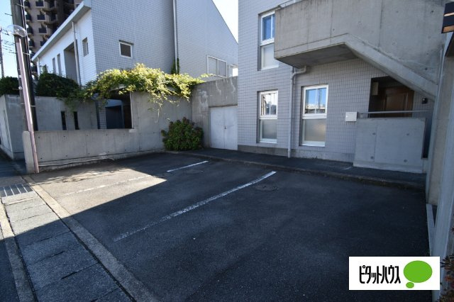ＫＧ　Apartmentsの駐車場
