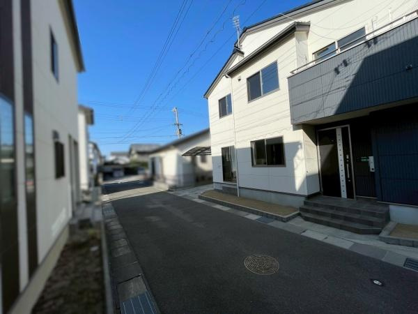 和歌山市松ケ丘2丁目　中古戸建の前面道路含む現地写真