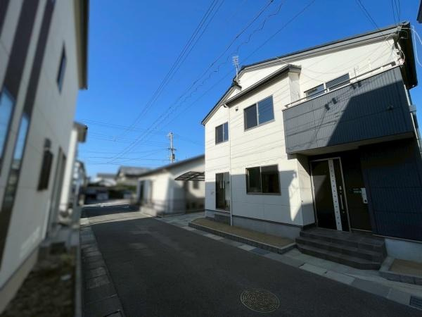 和歌山市松ケ丘2丁目　中古戸建の前面道路含む現地写真