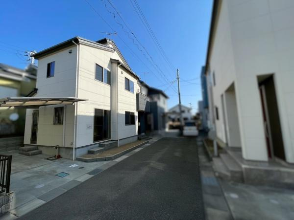 和歌山市松ケ丘2丁目　中古戸建の前面道路含む現地写真