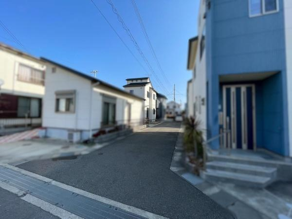 和歌山市松ケ丘2丁目　中古戸建の前面道路含む現地写真