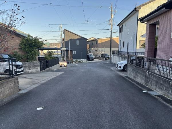 岡崎市鴨田町向山・中古戸建の前面道路含む現地写真|前面道路です。