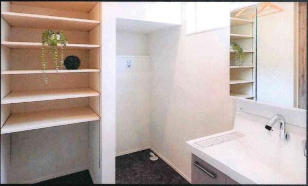 タマタウン岡崎東大友　全3棟・1号棟の独立洗面台|鏡・コンセント・収納を装備した洗面台！