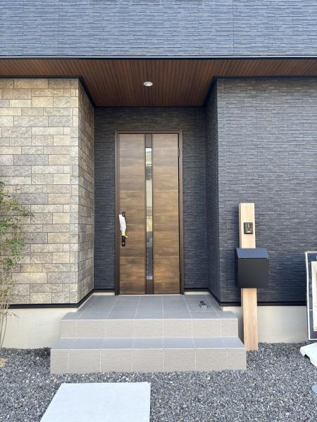 タマタウン岡崎東大友　全3棟・1号棟の玄関|安心の二重ロック・TVインターホン付き