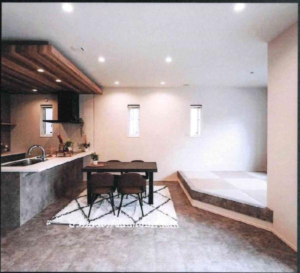 タマタウン岡崎東大友　全3棟・1号棟の居間・リビング|日の光が室内にくつろぎの空間を与えます