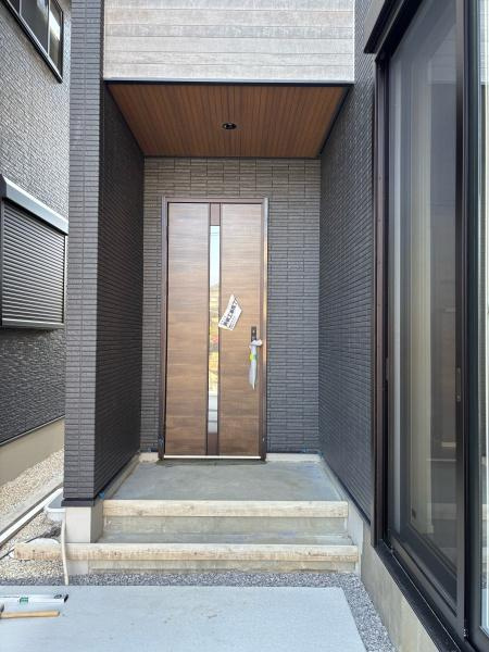 タマタウン西尾寺津小　全4棟・1号棟の玄関|訪れる人を心地よく迎え入れます。