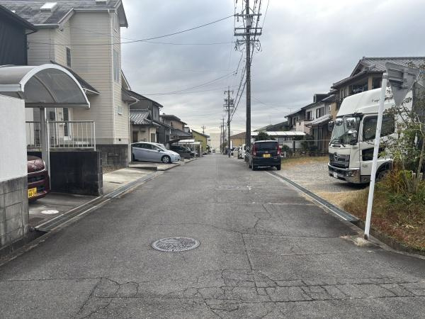 岡崎市上地3丁目・中古戸建の前面道路含む現地写真|前面道路です。