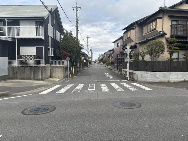 岡崎市上地4丁目・中古戸建の前面道路含む現地写真|前面道路です。