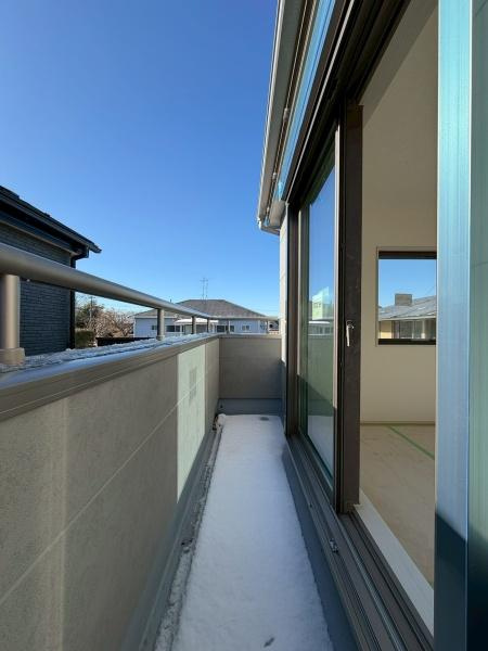 横浜市鶴見区上末吉４丁目の新築一戸建のバルコニー|バルコニーです！日当たりが良く冬でも洗濯物がよく乾きそうです！