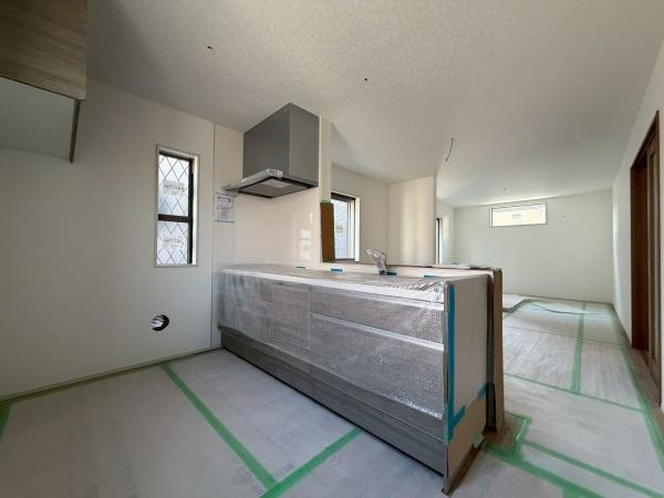 横浜市鶴見区上末吉４丁目の新築一戸建のキッチン|使いやすいキッチンです。
リビングをひと通り見渡せます。