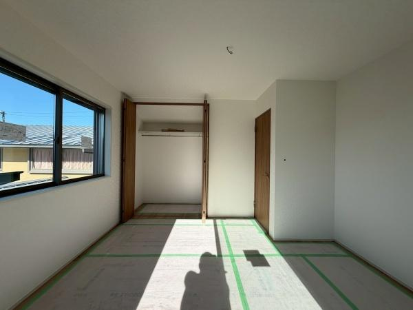 横浜市鶴見区上末吉４丁目の新築一戸建の内装|【洋室】採光、通風が心地よいお部屋です。お子様部屋にも、お父さんの書斎にも、どんな目的でも心地よくお使いいただけるようなデザインになっています。お子様の成長に合わせて部屋割を変えたりしてもいいですね。