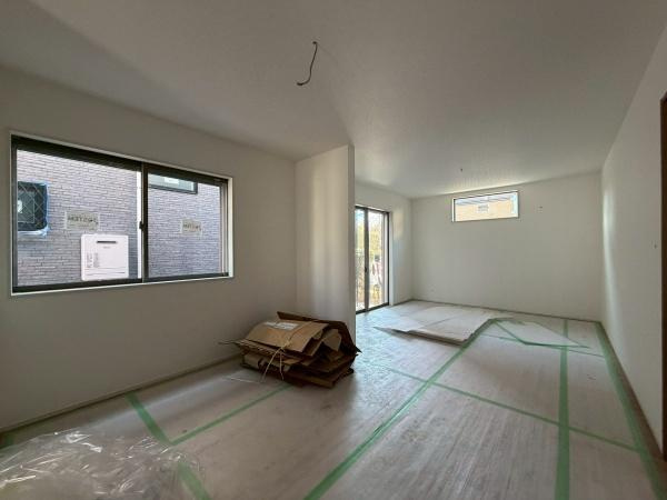 横浜市鶴見区上末吉４丁目の新築一戸建の居間・リビング|キッチン側から見たリビングです！