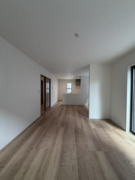 横浜市鶴見区上末吉４丁目の新築一戸建の居間・リビング|上質な暮らしを感じさせてくれます。毎日の暮らしの中で表情を変える場所ですが、いつもあたたかく家族を包み込んでくれる場所になるはずです。