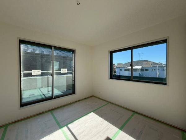 横浜市鶴見区上末吉４丁目の新築一戸建の寝室|行く時間をゆったりと感じることができる落ちついたプライベートルーム。リビングで楽しく過ごした後はゆっくりくつ過ぎろぐ時間を満喫できます。
