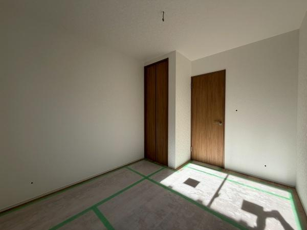 横浜市鶴見区上末吉４丁目の新築一戸建の洋室|明るいお部屋です。