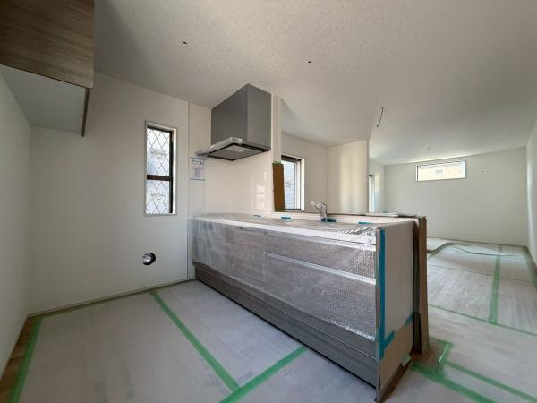 横浜市鶴見区上末吉４丁目の新築一戸建のキッチン|使いやすいキッチンです。
リビングをひと通り見渡せます。