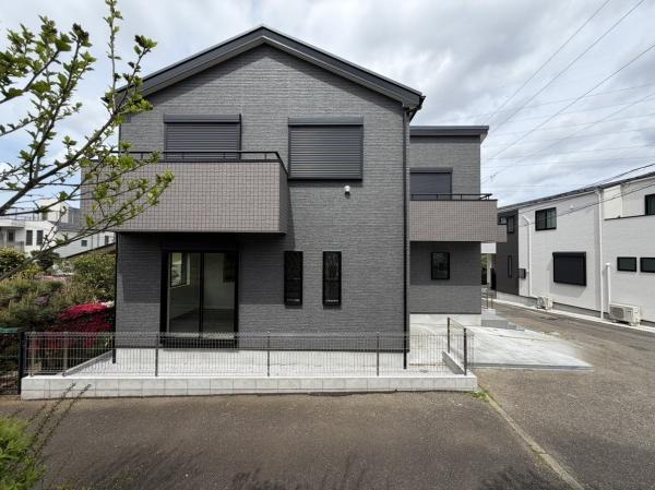 横浜市鶴見区上末吉４丁目の新築一戸建の前面道路含む現地写真|リビングで子供が走ってる姿を見ながら、大きなソファやダイニングテーブルでゆったり食事をしたりくつろぎたい。そんな夢が叶えられる空間です！