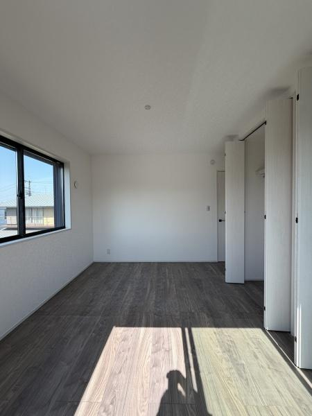 横浜市鶴見区上末吉４丁目の新築一戸建の洋室|暮らしやすい空間です。日常を快適に過ごせそうな印象があります。