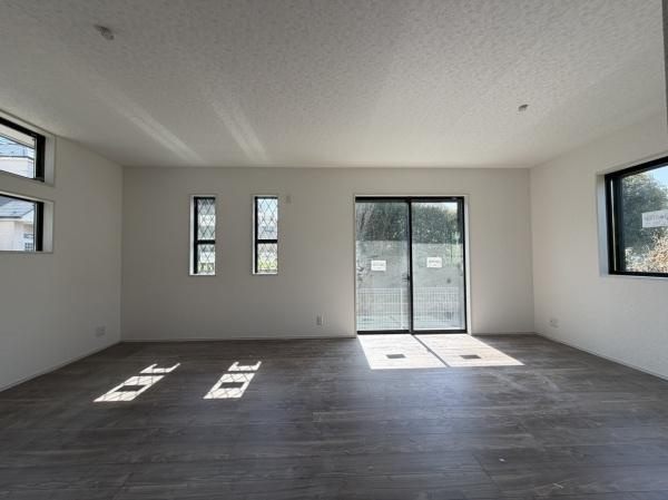 横浜市鶴見区上末吉４丁目の新築一戸建の居間・リビング|キッチン側から見たリビングです！