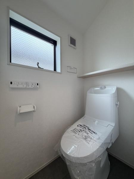 横浜市鶴見区上末吉４丁目の新築一戸建のトイレ|清潔感のあるトイレは、シンプルで使いやすい設計となっており、日々の暮らしに快適さと安心感をもたらします。