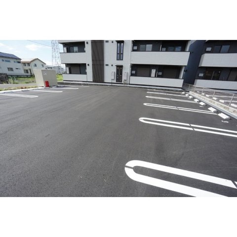 セレスティア西荘 WESTの駐車場