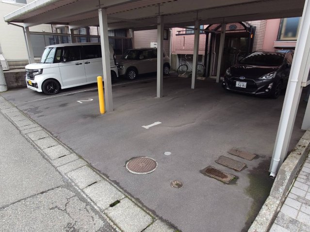サンテラス松井二の宮の駐車場