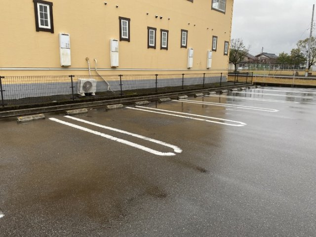 クレシア高木北の駐車場