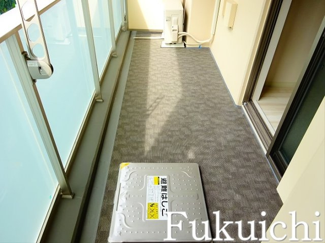 イルミナーレ学大のバルコニー