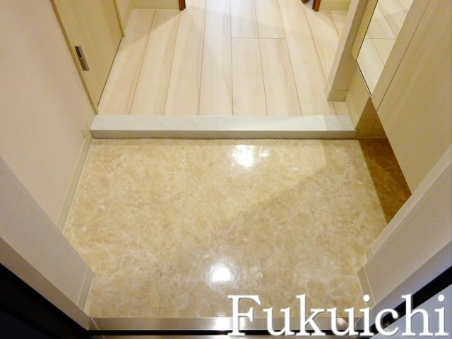 イルミナーレ学大の玄関