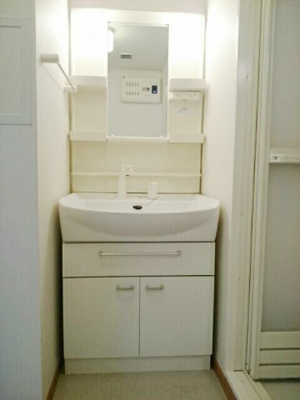 【洗面所】 | サンキャッスルＳ・Ⅵ | 明るい洗面所です