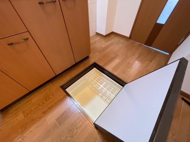クロワール五日市のキッチン|床下収納