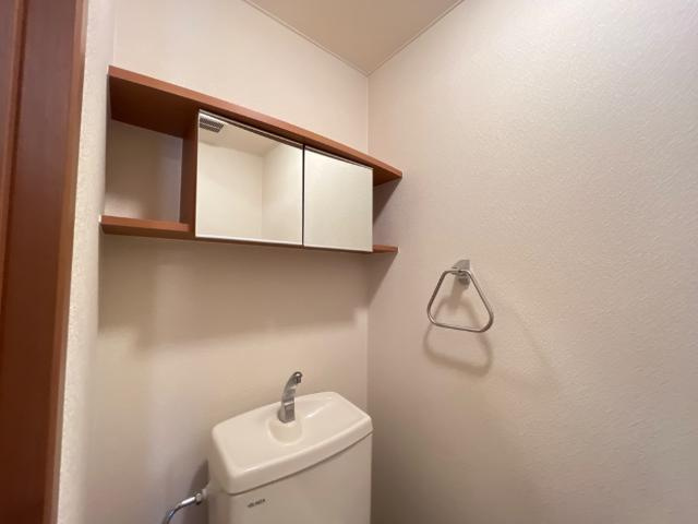 クロワール五日市のトイレ|ミラーキャビネット