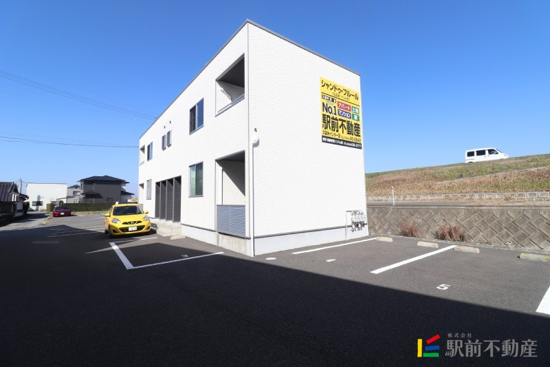 シャンドゥ・フルール Bの駐車場