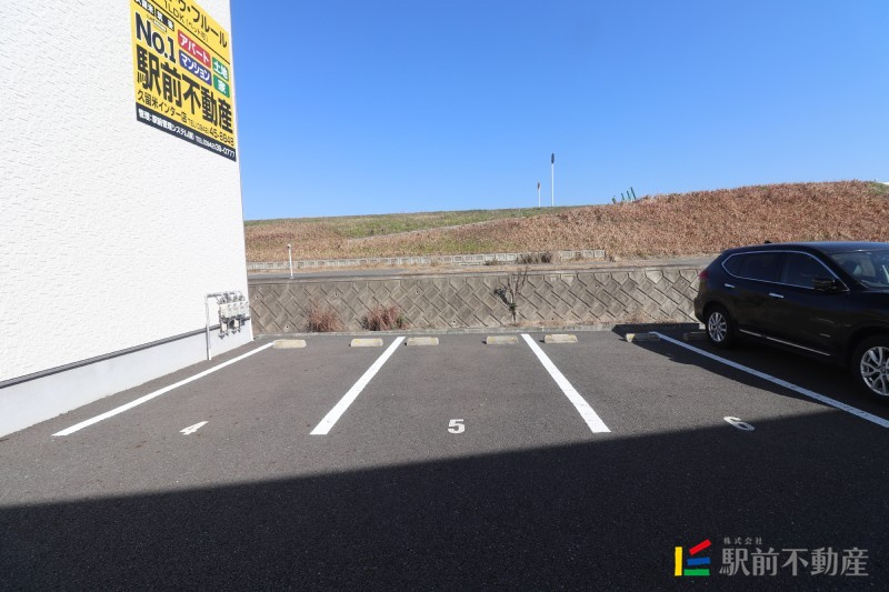 シャンドゥ・フルール Bの駐車場