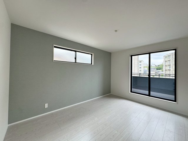 ーBloomーブルームー小倉北区赤坂4丁目1期　【小倉北区　新築戸建て】の洋室|2階7.8帖洋室はアクセントクロスがお洒落♪　【小倉北区　新築戸建て】